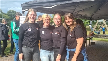 Spiel und Spaß für Teilnehmer jeden Alters Vier junge Frauen gucken freundlich in die Kamera