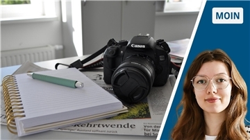 Notizbuch, Stift, Kamera, lächelnde Frau