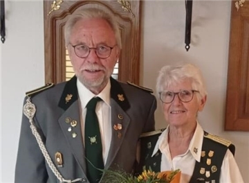 Eine Frau und ein Mann in Schützenkluft stehen nebeneinander
