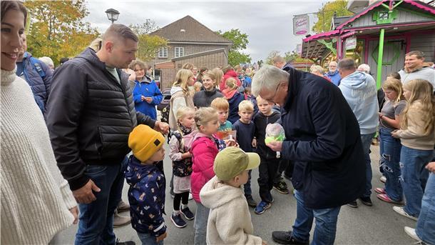 Bürgermeister Höyns eröffnet den Markt in 