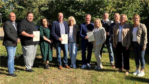 Das Bild zeigt von links: Frank Thies (Leiter des Ordnungsamtes), René Neumann mit Ehefrau Carolin, Stefan Otto mit Ehefrau Bärbel, Ilja Spark mit Ehefrau Corinna, Sven Mildner als Vertreter der Schornsteinfegerinnung, Bernd Wülpern (Kreisobmann), Dezernentin Heike von Ostrowski und Sabine Bewernick (Mitarbeiterin im Ordnungsamt).