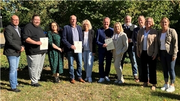 Das Bild zeigt von links: Frank Thies (Leiter des Ordnungsamtes), René Neumann mit Ehefrau Carolin, Stefan Otto mit Ehefrau Bärbel, Ilja Spark mit Ehefrau Corinna, Sven Mildner als Vertreter der Schornsteinfegerinnung, Bernd Wülpern (Kreisobmann), Dezernentin Heike von Ostrowski und Sabine Bewernick (Mitarbeiterin im Ordnungsamt).