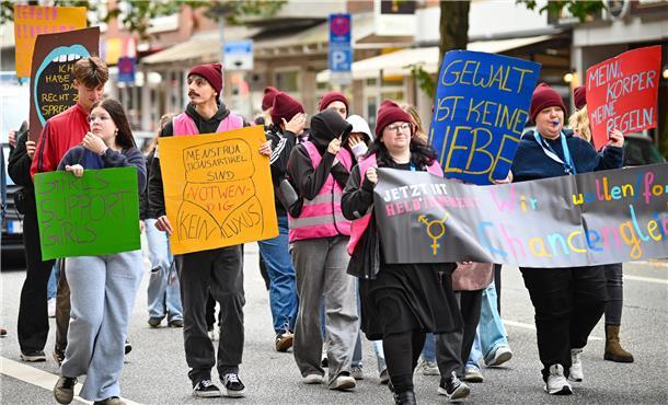Für Mädchenrechte gingen Mädchen aus Bremerhaven auf die Straße. Am Sonnabend fand der Internationale Mädchentag statt.