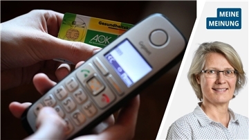 Ein Mann tippt auf einem Handy eine Nummer ein und hält seine Krankenkassen-Versichertenkarte in der Hand. 