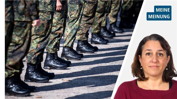 Soldaten stehen beim Appell. Porträt von Mey Dudin