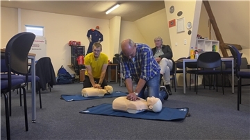 Bei einem Erste-Hilfe-Kursus üben zwei Teilnehmer die Herzdruckmassage an Puppen.
