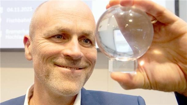 Mann guckt in einGlaskugel