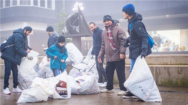 Gemeindemitglieder der Ahmadiyya Muslim Jamaat in Bremerhaven sammeln wie in den Vorjahren gemeinnützig die Hinterlassenschaften aus Feuerwerksmüll in der Fußgängerzone und Bremerhavener Innenstadt am Neujahrsmorgen auf.