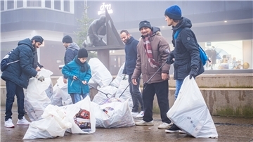 Gemeindemitglieder der Ahmadiyya Muslim Jamaat in Bremerhaven sammeln wie in den Vorjahren gemeinnützig die Hinterlassenschaften aus Feuerwerksmüll in der Fußgängerzone und Bremerhavener Innenstadt am Neujahrsmorgen auf.