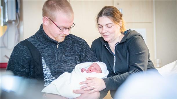Die kleine Fiona kam kurz vor 1 Uhr am 1. Januar 2020 auf die Welt, gehalten in den Händen von Papa Tim Missfeldt und Mama Daniela Kindler. 