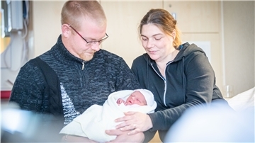 Die kleine Fiona kam kurz vor 1 Uhr am 1. Januar 2020 auf die Welt, gehalten in den Händen von Papa Tim Missfeldt und Mama Daniela Kindler. 