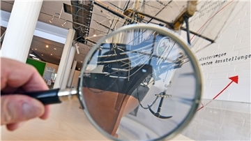 Provenienzforscherin Dr. Kathrin Kleibl und das Modell der "Gazelle" im Deutschen Schiffahrtsmuseum. 