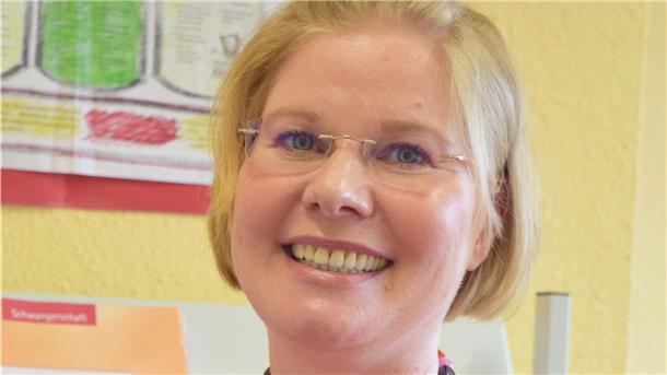 Blonde Frau mit Brille