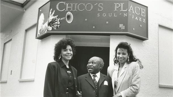 Natalie Dieah (links) und ihre Schwester Lauren mit Chico bei der Wiedereröffnung von "Chico's Place" in Bremerhaven 1992