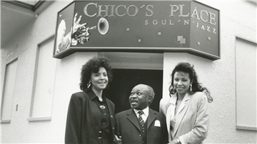 Natalie Dieah (links) und ihre Schwester Lauren mit Chico bei der Wiedereröffnung von "Chico's Place" in Bremerhaven 1992