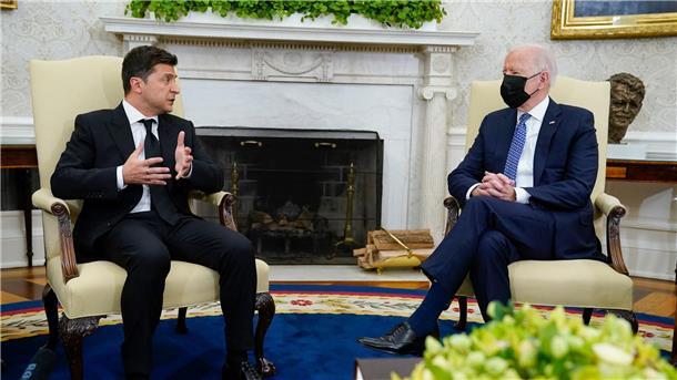 Bild aus einer anderen Zeit: US-Präsident Joe Biden spricht am 1. September 2021 mit seinem ukrainischen Amtskollegen Wolodymyr Selenskyj bei dessen Besuch im Oval Office.