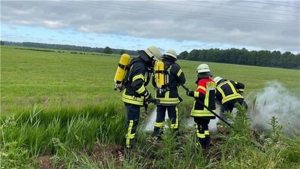 Die Freiwillige Feuerwehr Schiffdorf löscht am Apeler See.