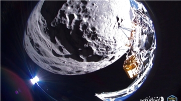 Bild der Odysseus-Mondlandefähre von Intuitive Machines vom Krater Schomberger auf dem Mond.