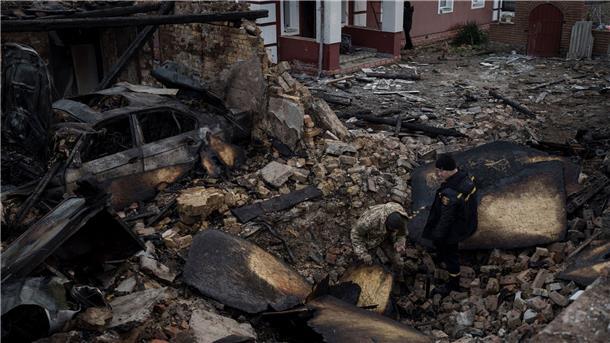 Bild der Zerstörung: Ein Feuerwehrmann und ein Soldat inspizieren ein beschädigtes Haus nach einem Drohnenangriff im Dorf Stari Bezradychi in der Region Kiew.