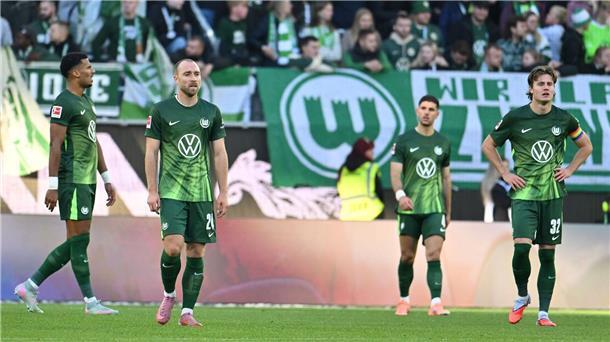 Die Probleme des VfL Wolfsburg: Mehr als nur der Trainer Bild mit Symbolcharakter: Enttäuschte Spieler des VfL Wolfsburg