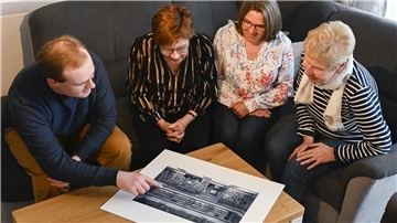 Bildbesprechung wird bei Malte Brandhofer (von links), Christiane Rülicke, Jutta Frenzel und Rosemarie Ullmann vom Fotoclub Creative groß geschrieben.