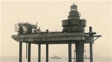 Bilder aus der Zeit als der Leuchtturm Alte Weser erbaut wurde: Die Hubinsel musste wegen eines Defekts beim Bau sogar ausgetauscht werden