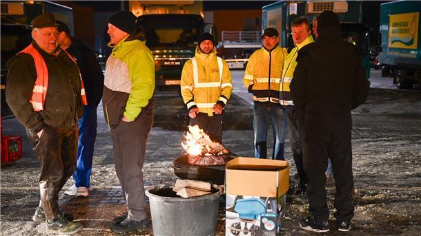 Bauernproteste: Heute Morgen wird der Hafen in Bremerhaven blockiert Bilder, die an die Proteste in Frankreich erinnern: Protestierende Bauern am Wilhelm-Kaisen-Platz an der Stadthalle in Bremerhaven.