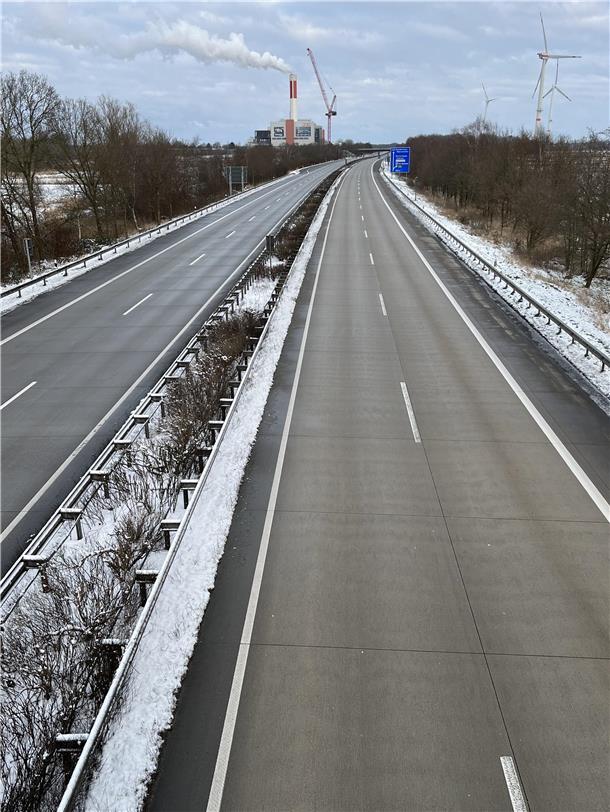 Bauernproteste: Heute Morgen wird der Hafen in Bremerhaven blockiert Bilder, die man selten sieht: Auf der Autobahn A27 bei Bremerhaven sind fast keine Autos zu sehen.