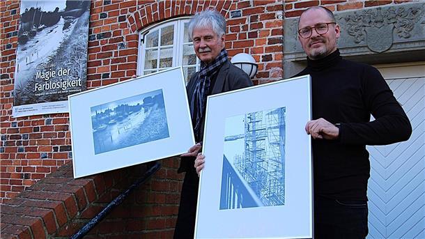 Ausstellung in der Hagener Burg: Künstlerisches Spiel mit Licht und Schatten Zwei Männer zeigen jeweils ein großformatiges Foto.