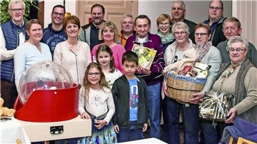Bilder wie dieses von 2020 wird es am Sonntag wieder geben, wenn im vermutlich vollen Saal die Gewinner der Glückstaler-Aktion ermittelt werden. Die Tombola im „Selsinger Hof“ beginnt um 14 Uhr.
