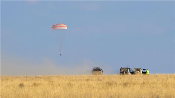 Bilderbuchlandung: Die Raumkapsel Sojus MS-23 setzt in der Steppe Kasachstans auf.