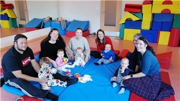 Bildunterschrift: Einmal in der Woche treffen sich die Jüngsten im Familienzentrum Stotel, begleitet von einem Eltern- oder Großelternteil.