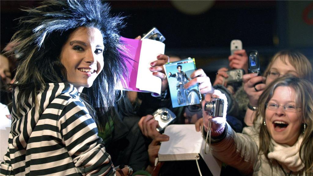 Warum Fans Bindungen zu Stars entwickeln Bill Kaulitz 2007 in Berlin mit begeisterten Fans.