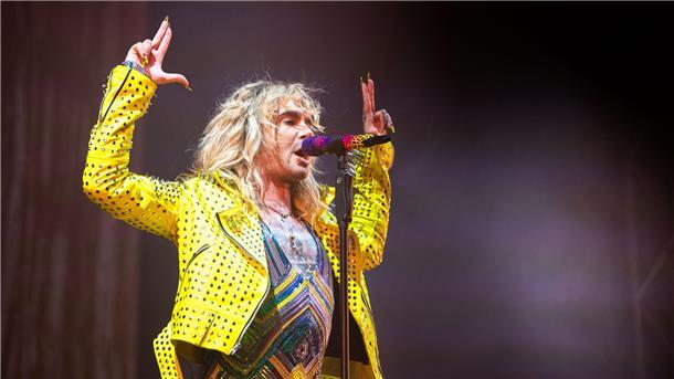 Technische Probleme beim Deichbrand-Auftritt: Tokio Hotel verlässt die Bühne Bill Kaulitz kehrt auf die Bühne zurück und entschuldigt sich.