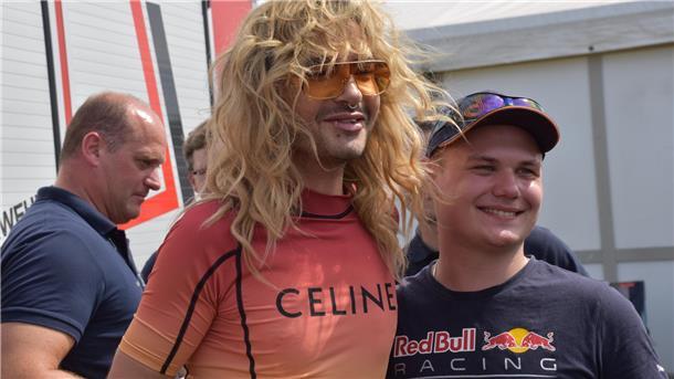 Tokio Hotel besucht auf dem Deichbrand 2024 die Feuerwehr aus dem Cuxland Bill Kaulitz machte geduldig mit den Fans Selfies.