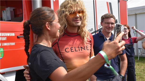 Tokio Hotel besucht auf dem Deichbrand 2024 die Feuerwehr aus dem Cuxland Bill Kaulitz machte geduldig mit den Fans Selfies.