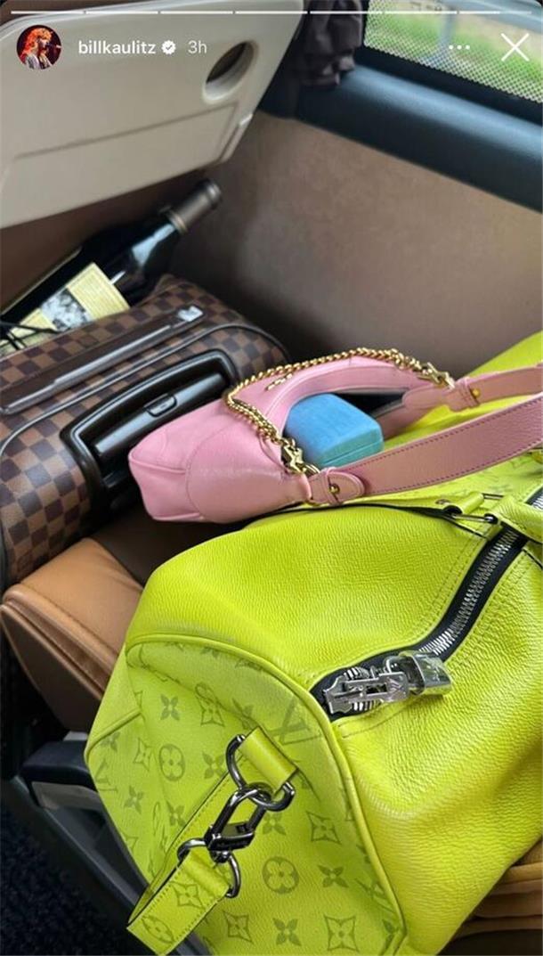 Backstage beim Deichbrand-Festival: Was posten die Stars auf Social Media? Bill Kaulitz postet einen Haufen Taschen und Koffer aus dem Tourbus.