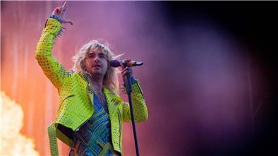 Bill Kaulitz und seine Band-Kollegen von Tokio Hotel gehen bei ihrem Deichbrand-Auftritt von der Bühne. Das Konzert wird wegen technischer Probleme unterbrochen.