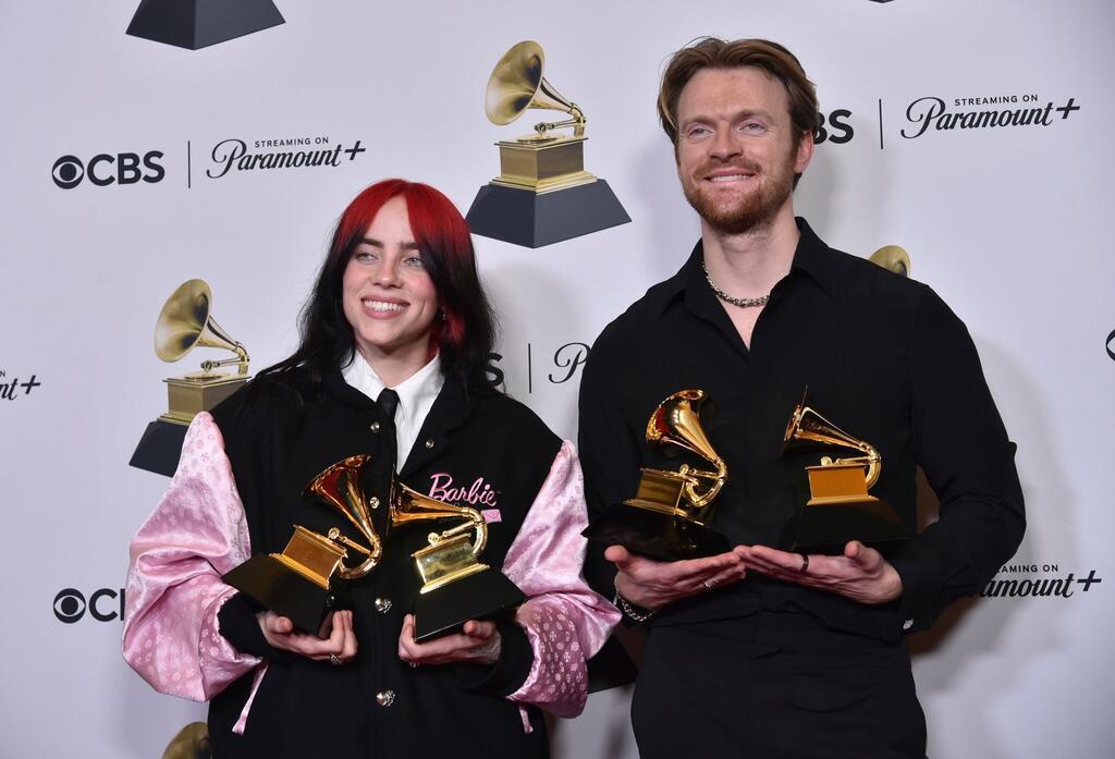 Taylor Swift schreibt mit viertem Album Grammy-Geschichte Billie Eilish zusammen mit Finneas. „What Was I Made For?“ wurde als bestes Liedes des Jahres ausgezeichnet.
