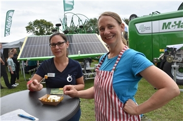  Landwirtin Amalie Lohmann (rechts) und Sabrina Skott vom Kompetenznetzwerk Ökolandbau probieren Bio-Röstkartoffeln. 