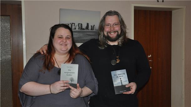 Birgit (36) und Matthias Scheele (38) haben zwei Bücher geschrieben, die Ende des 4. Jahrhunderts im Unterwesergebiet spielen.