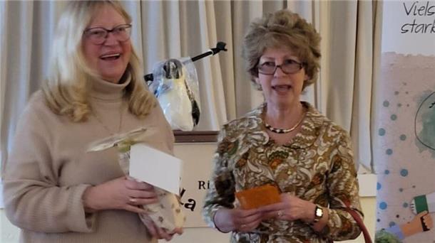 Birgit Arndt (links) dankt Gertrud Schluderich (Anette Meyer)