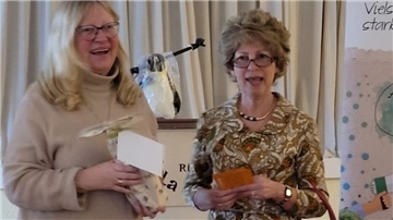 Birgit Arndt (links) dankt Gertrud Schluderich (Anette Meyer)