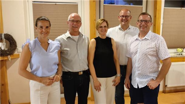 Birgit Gramkow (CDU) kandidiert als Selsinger Samtgemeindebürgermeisterin  Birgit Gramkow (CDU) möchte Samtgemeindebürgermeisterin in Selsingen und damit Nachfolgerin von Gerhard Kahrs (Zweiter von links) werden. Beim Sommerfest des CDU Selsingen verkündete der Vorsitzende des Gemeindeverbandes, Harald Hauschild, (rechts) die Kandidatur von Gramkow. Prominente Gäste der Veranstaltung: Vanessa Zobel (MdB) und Dr. Marco Mohrmann (MdL).