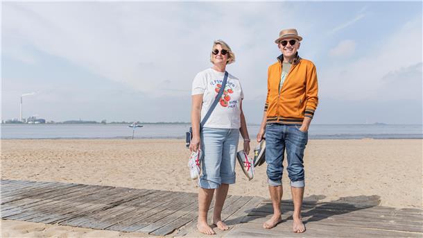 Weserstrandbad Bremerhaven: Was Besucher wissen müssen Ein Paar barfuß am Strand.