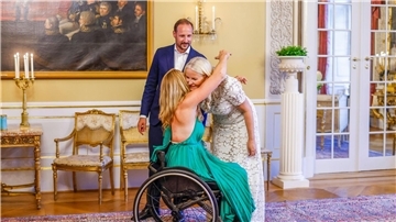 Birgit Skarstein (M), Parasportlerin aus Norwegen, gratuliert der Kronprinzessin Mette Marit von Norwegen und dem Kronprinzen Haakon.