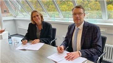 Birgit Westphal unterschreibt gemeinsam mit Samtgemeindebürgermeister Henning Fricke den Architektenvertrag.