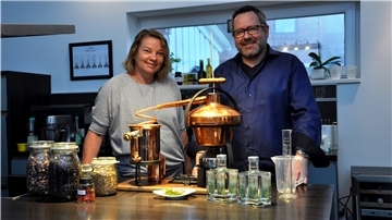 Birthe und Dirk Vowinkel freuen sich über eine weitere Auszeichnung für ihren Norgin. Es ist die Goldmedaille der Europe Wine & Spirits Trophy 2021 in der Kategorie London Dry Gin. 85 Juroren aus 45 Ländern probierten und bewerteten dabei die edlen Getränke.