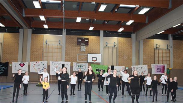 Bis auf die Ju¨ngsten performten Ta¨nzerinnen aus allen Gruppen des TSV den Ero¨ffnungtsanz Foto: Kistner