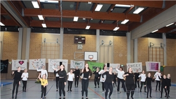 Bis auf die Ju¨ngsten performten Ta¨nzerinnen aus allen Gruppen des TSV den Ero¨ffnungtsanz Foto: Kistner